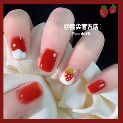 冰透系糖分有点高的奶油草莓美甲