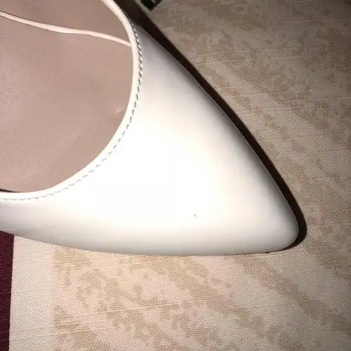 一双白色高跟鞋