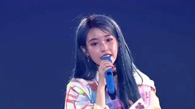 李知恩舞台太嗨了清纯女神iu转换风格穿致命黑丝舞台跳舞