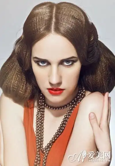 英伦风复古发型 演绎妩媚性感气质