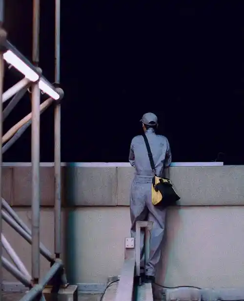 让温暖从背后慢慢包围过来王俊凯的背影可以做到