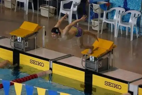 我来告诉你游泳出发台跳水的技巧