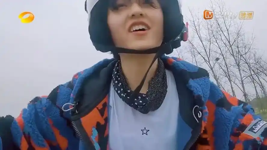 张子枫老大爷坐姿