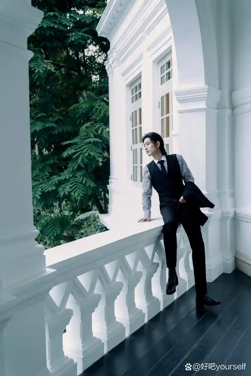 我怕是要到胸口了吧这栏杆[大笑] 长腿之神 ,比例完美 @肖战