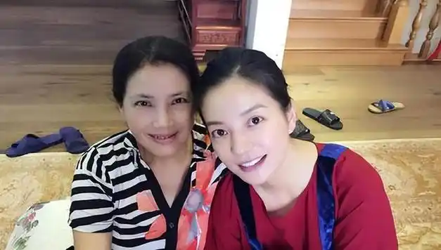 赵健与赵薇后续的个人生活和发展暂且不论,但两人在成年后在起步发展