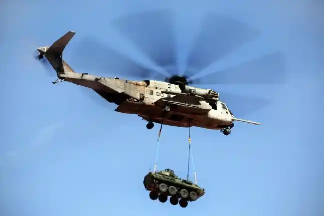 美军"超种马"直升机吊装悍马仍空中加油