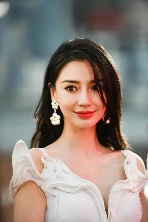 31岁杨颖上台领奖摄影师无意关掉美颜baby颜值翻车了