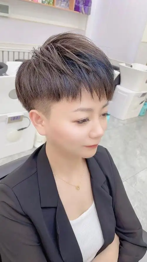 夏季最火女士短发有哪些?15款送给大家,越剪越时尚插图12