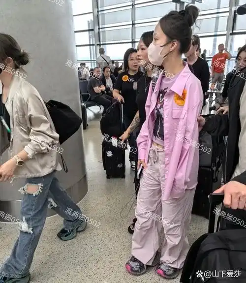 机场偶遇张韶涵,本人个子很矮小小一只,眼睛超大脸巨小,皮肤很白素颜