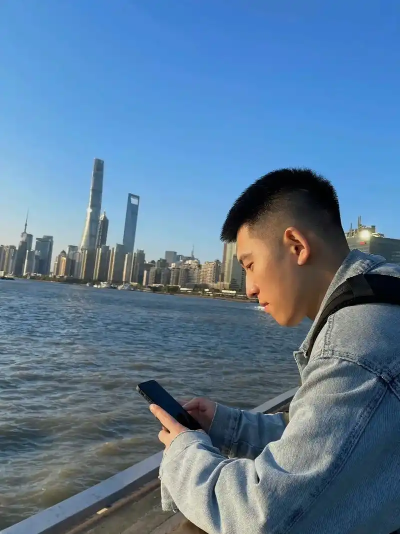 一杯美式不用午睡.#普通男孩 #分享照片 #寸头 #侧颜 - 抖音