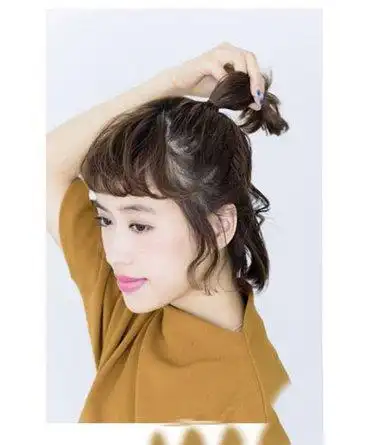 齐刘海半丸子头怎么扎 流行的女生发型图片