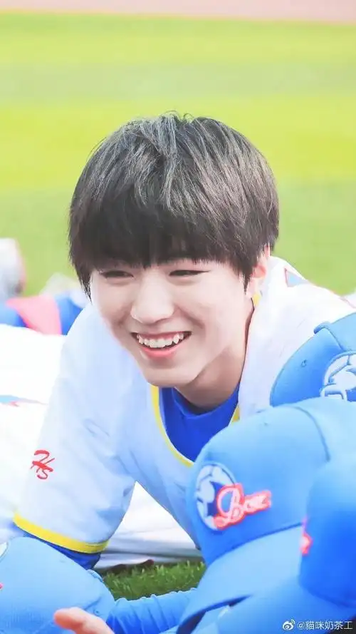 王俊凯超话小时候笑起来弯弯的眼睛和小猫纹和现在完全没变呀#王俊凯