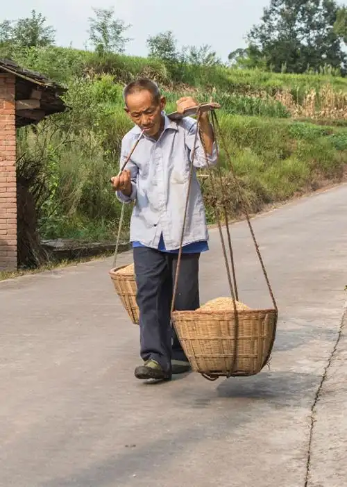 后来我就这个问题专门问了一些长辈,这些长辈说,挑担子都是自己练出来