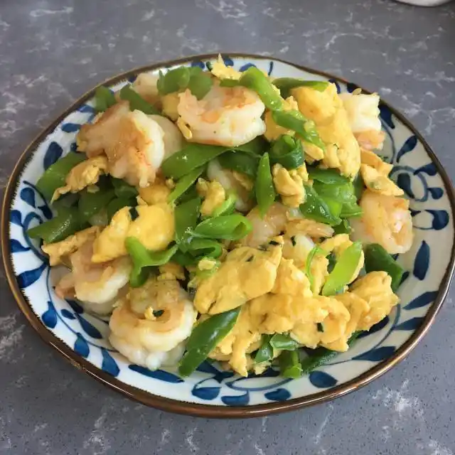 鸡蛋青椒炒虾仁,色彩艳丽,营养又美味