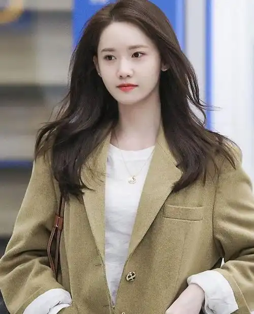 这款发型让林允儿看起来更有气质,同时也是能够很好修饰脸型的一款