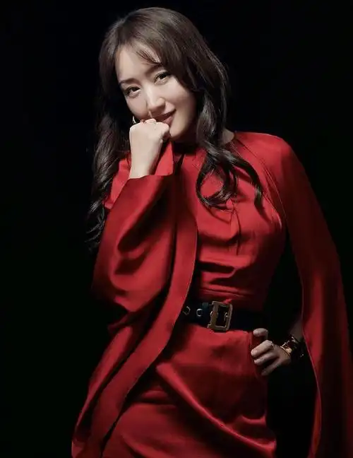 杨钰莹不是装嫩是真嫩穿浅蓝色蕾丝鱼尾套装清新减龄秒变18岁