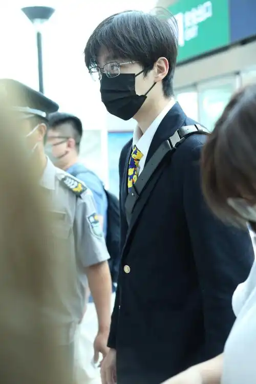 张嘉元今日份饭拍来啦身着黑色西服套装77眼镜