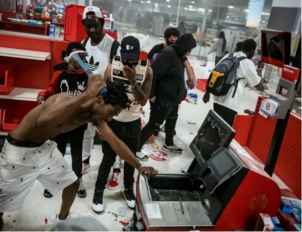 美国零元购到底有多猖狂超市惨遭黑人哄抢为何没人管