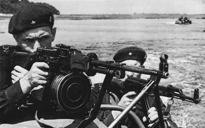 苏联送近2万张图纸到昆明16个月后国产机枪定型成火力中坚