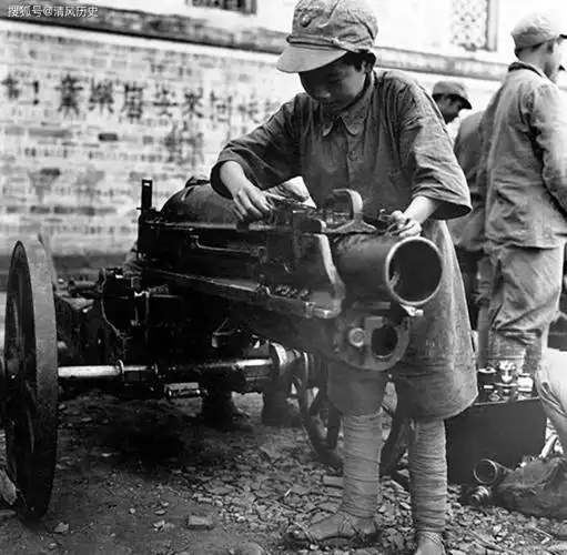 原创珍贵的抗日战争照片日本士兵装备精良中国士兵还拿着火绳枪