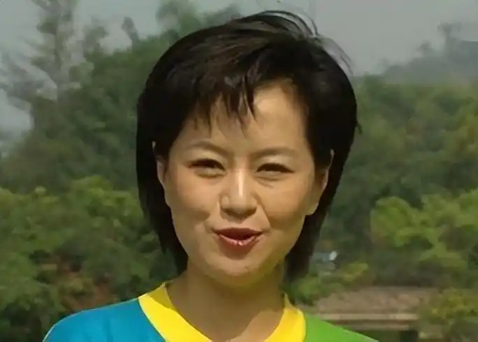 回顾央视主持人鞠萍离异后44岁带儿子再嫁有苦有甜一切都值得