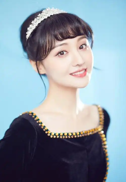 郑爽近照美回楚雨荨!cos安娜公主笑容甜美,有肉肉更可爱了