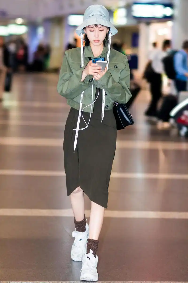 王子文真是小个子穿搭模板!黑色衬衫玩"下半身失踪",显高时髦