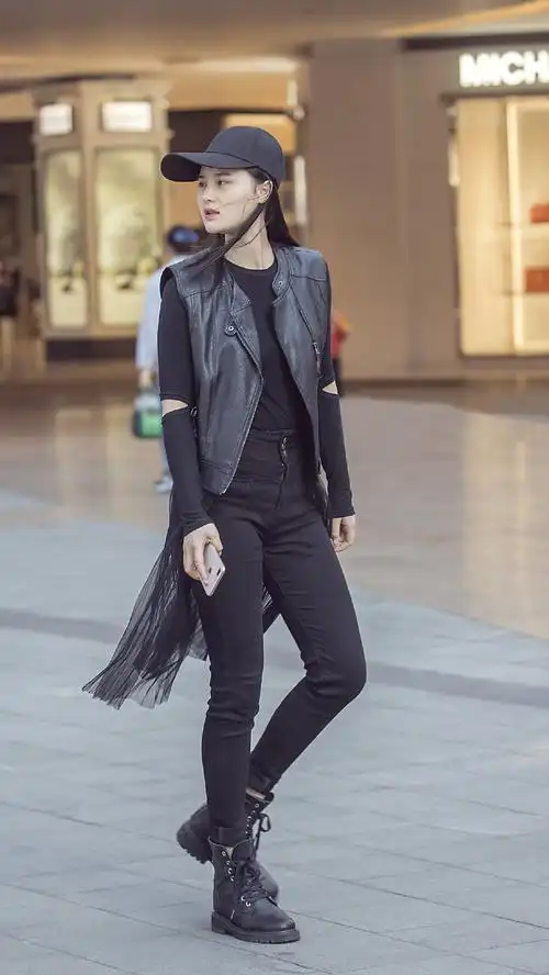 紧身牛仔裤搭配马丁靴,保暖显腿长,展现女生的帅气感