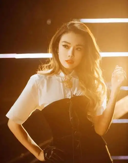 新加坡街头,被容祖儿惊艳了!吊带短裙配长靴,整体美过twins!