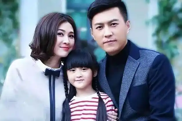 靳东娶的二婚老婆竟然是我们熟悉的她穿一身黑气质绝佳端庄大气