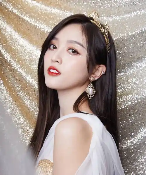 除了这组图外吴宣仪还在自己的个人社交平台上晒出了一组高清美照