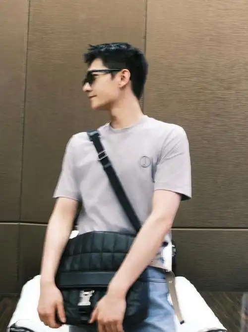 杨洋立秋墨镜随拍