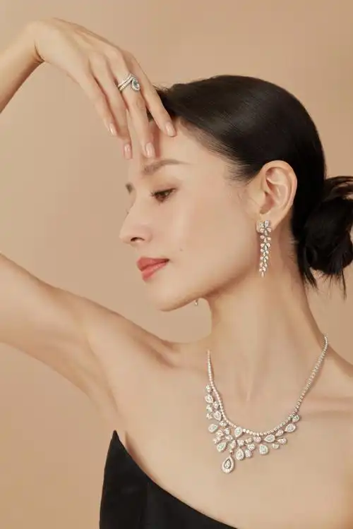 43岁董洁出席商业活动 戴百万珠宝奢华亮相