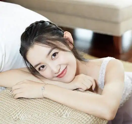 蒋依依是一个美丽的小公主,她穿着薄纱长裙气质优雅.