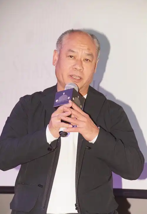 56岁李宁近照 憔悴显老态 网友:看着有70岁了