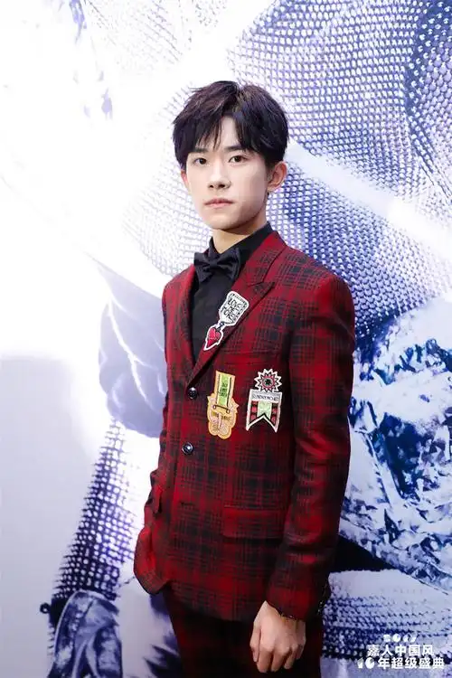 易烊千玺合影李宇春 红色格子西装少年气息满满