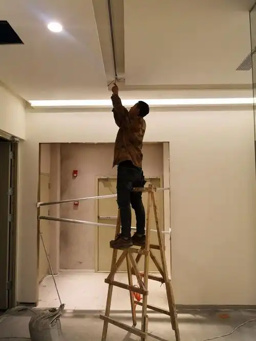 电工1人,3层改造区域灯具安装. 木工1人,找零完.