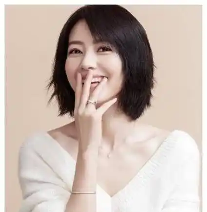 产后的高圆圆近照曝光,40岁的她皮肤依然保持细腻有弹性,胶原蛋白感