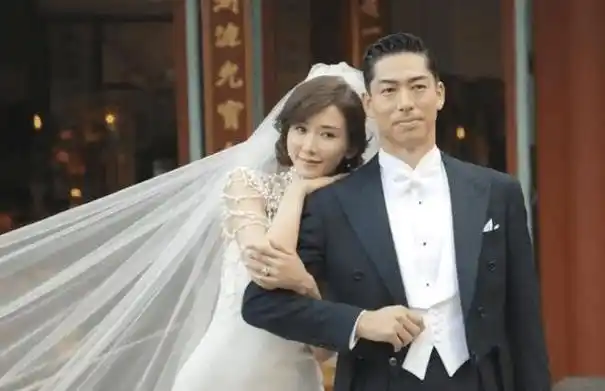 林志玲婚纱照花絮曝光,她手捧老公的脸深情对望画面甜炸_姐姐_婚礼