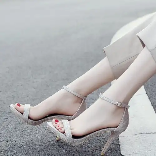 洋气百搭的新款高跟凉鞋,秀气有型,是优雅女人夏季的最佳选择