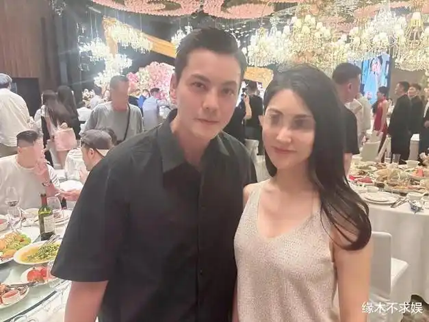 陈伟霆一家3口出席婚礼,新郎身份不简单,曾和袁冰妍传绯闻!
