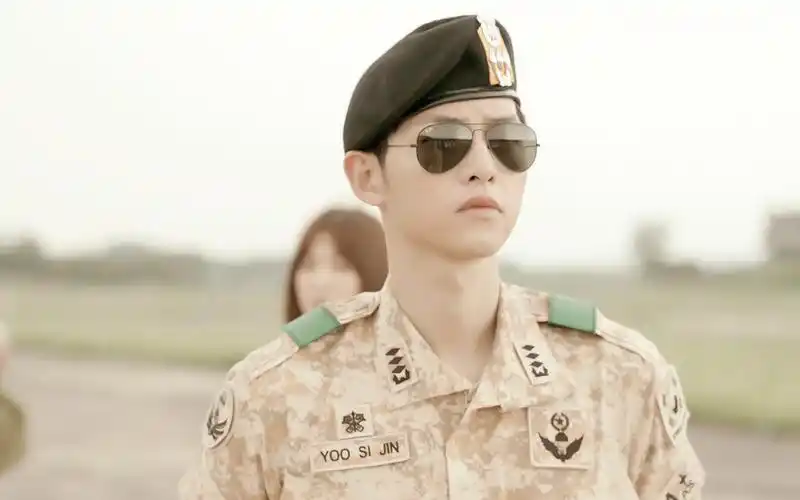 宋仲基太阳的后裔军人制服剧照唯美壁纸