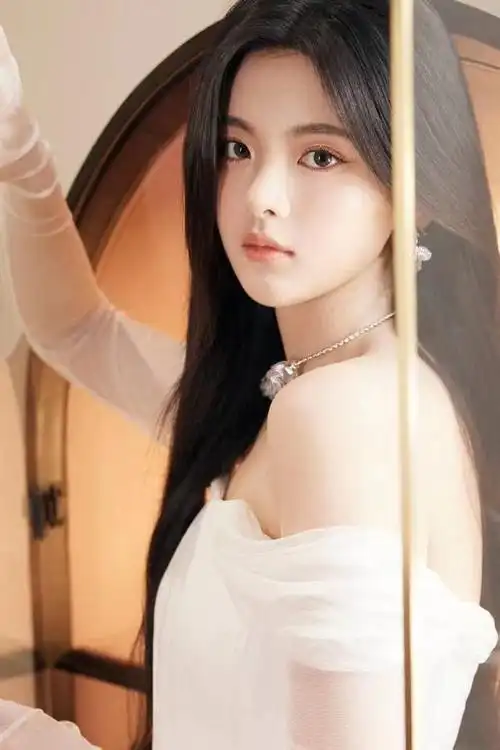 杨超越穿抹胸纱裙超靓丽肤白貌美大长腿太性感撩人