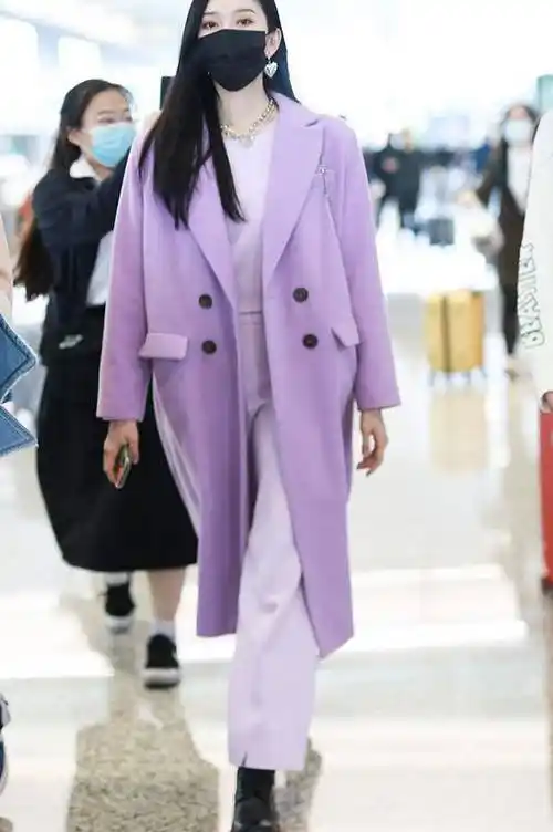 李沁和刘令姿同穿紫色大衣,差距竟如此尴尬,身高太重要了_外套_机场