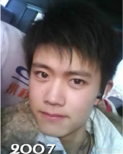 照片中的任嘉伦简直与当下差距太远了呀.