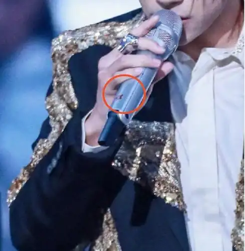 易烊千玺新话筒细节曝光,小红花是儿童纹身贴,为宣传新作费尽心思