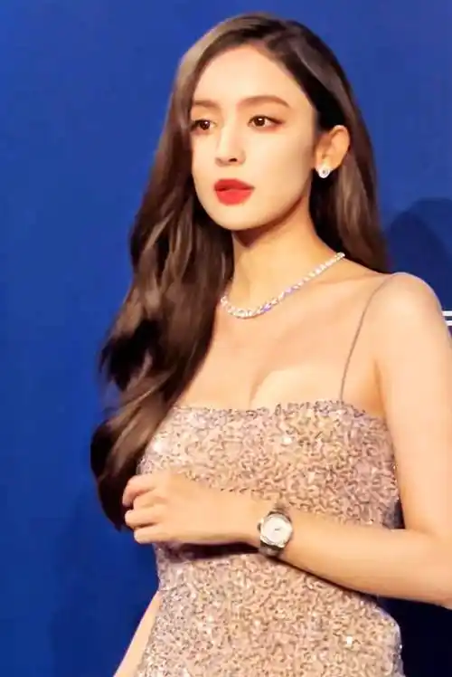 31岁古力娜扎参加晚宴,身材丰腴腿又细又直,和彭于晏陈星旭同台_女