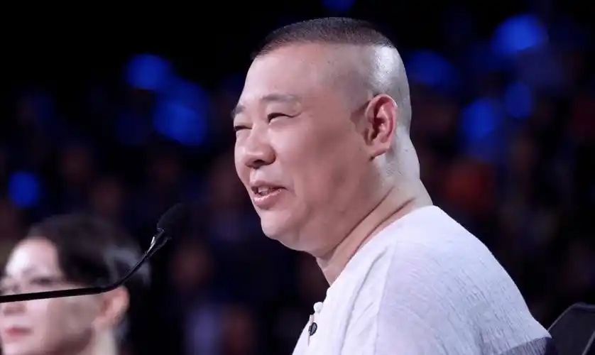 在凌晨零点准时晒出了郭德纲的照片,并附上了一个可爱的表情包