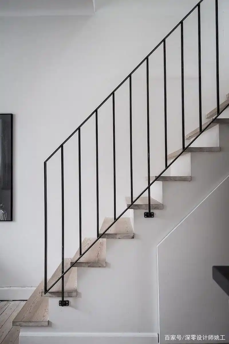 家里的楼梯扶手总觉得土气,换种材质这样做,档次提升一大截!