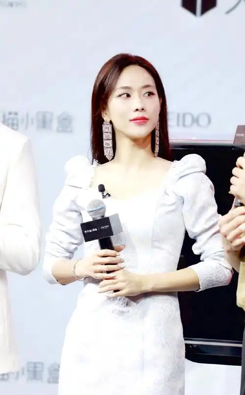 简介:王霏霏白裙性感靓丽活动图片,分享一组王霏霏图片给大家,图中的